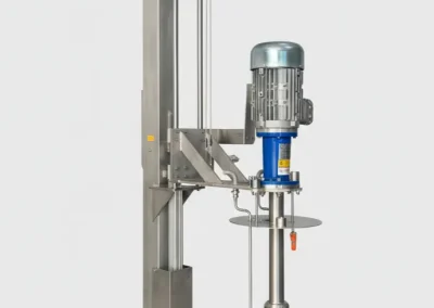 Detalle de columna de elevación con rodamientos lineales para soporte de agitador industrial.