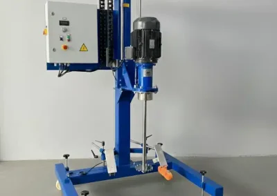 Soporte móvil para agitador industrial con sistema de elevación manual y ruedas para procesos químicos.