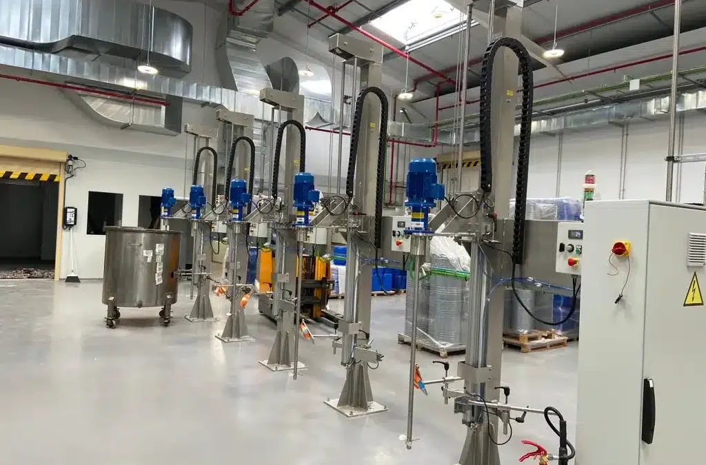 Agitador industrial AGITASER con hélice de alta eficiencia montado en soporte móvil azul de gran robustez para procesos químicos y alimentarios.