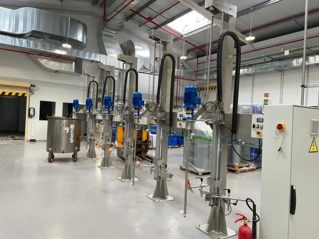 Agitador industrial AGITASER con hélice de alta eficiencia montado en soporte móvil azul de gran robustez para procesos químicos y alimentarios.
