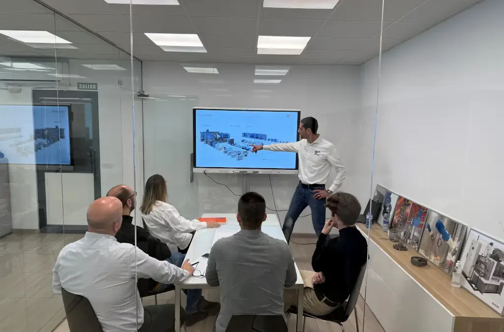 Equipo de ingeniería de Agitaser en sesión de formación técnica con expertos de NORD sobre eficiencia energética y motores IE5 para agitadores industriales.