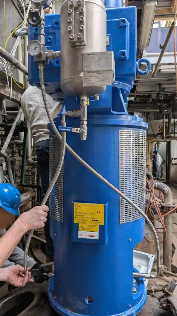 Detalle de cierre mecánico doble presurizado con depósito termosifón e instrumentación, agitador industrial ATEX para producción continua
