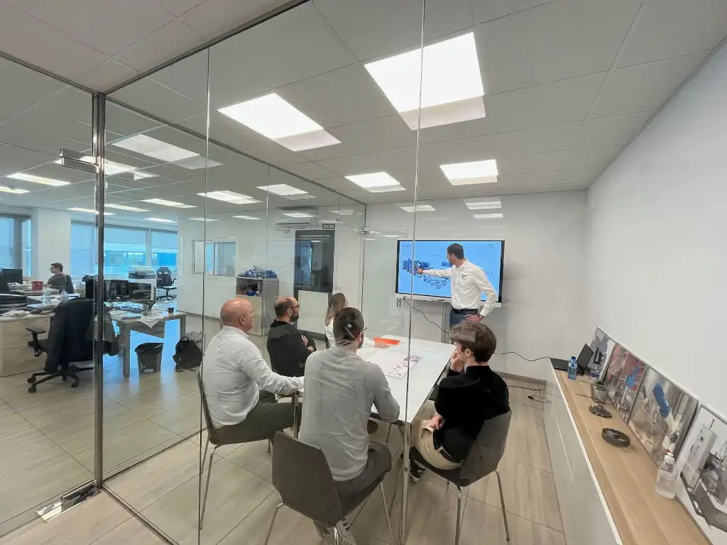 Ingenieros de Agitaser analizando nuevas tecnologías de accionamiento y optimización de procesos de mezcla junto a especialistas de NORD Motorreductores.