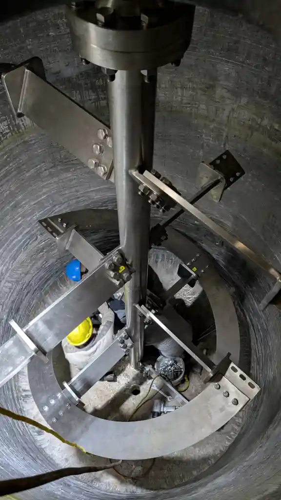 Conjunto de impulsores y bafles en el interior del reactor; diseño optimizado por simulación CFD para mezcla de alta viscosidad