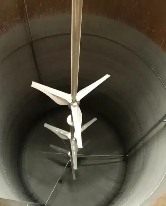Interior de floculador mostrando eje vertical con doble etapa de hélices de perfil axial (Hydrofoil) para evitar la rotura del flóculo.