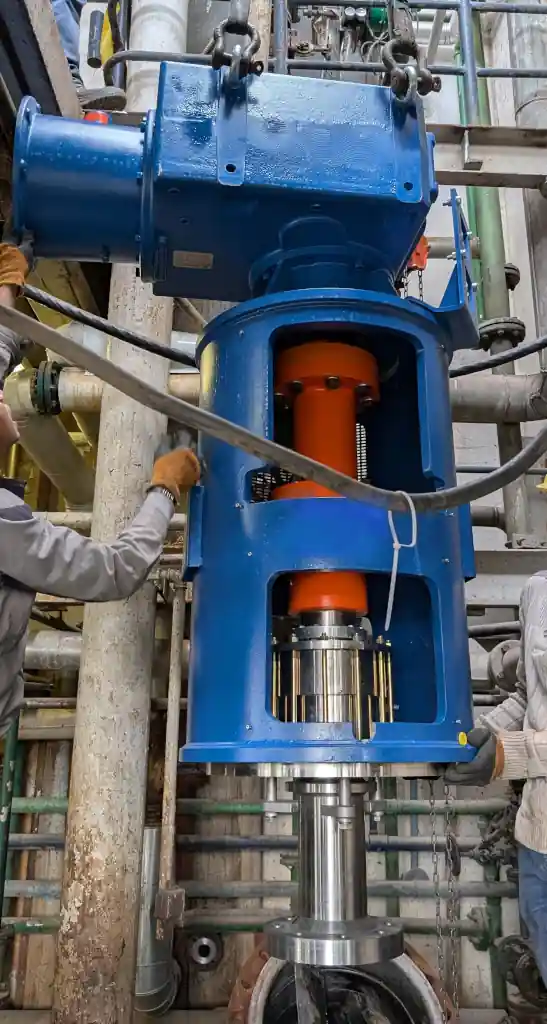 Vista del cuerpo reductor y eje del agitador durante el montaje, con portaimpulsor y acoplamientos expuestos en reactor químico